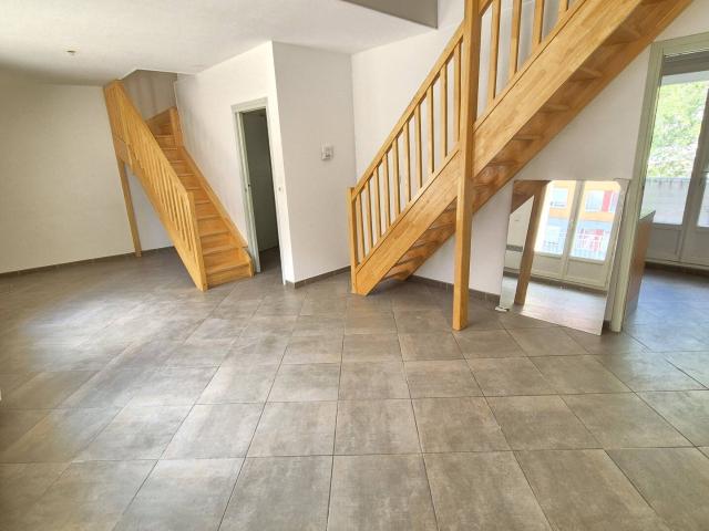 CHARMANT T2 BIS TRIPLEX TERRASSE + BALCON