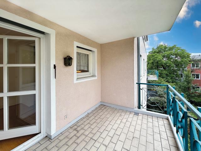 Charmant, zentral und dennoch ruhig – gepflegte 2 Zimmer Wohnung mit großer Loggia und TG Platz!
