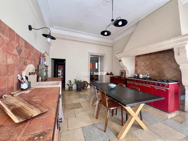Charmant appartement 7 pièces de 224 m2 à Nîmes proche des a