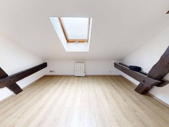 Charmant appartement 2 pièces à louer au dernier étage à Mulhou