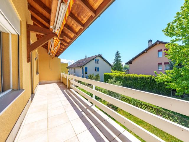 Charmant appartement de 5,5 pièces avec cheminée au 1er étage d'un petit immeuble