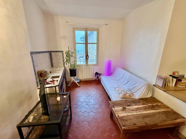 Charmant appartement deux pièces au coeur du village de Seillans