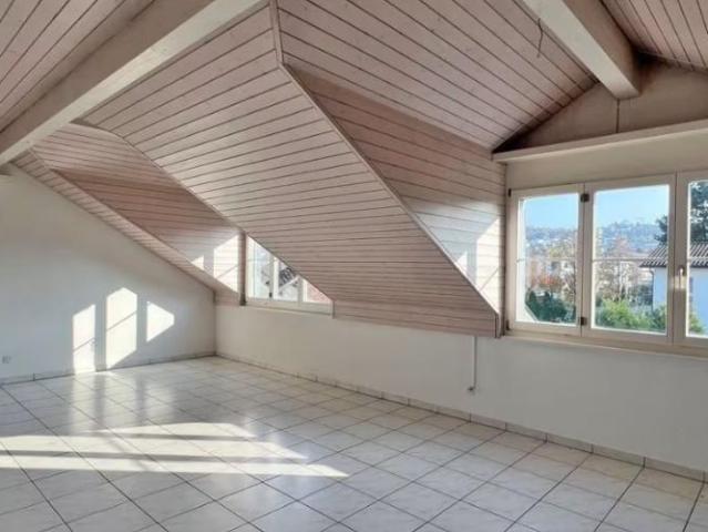 Charmant appartement mansardé de 3,5 pièces avec vue dégagée à Port