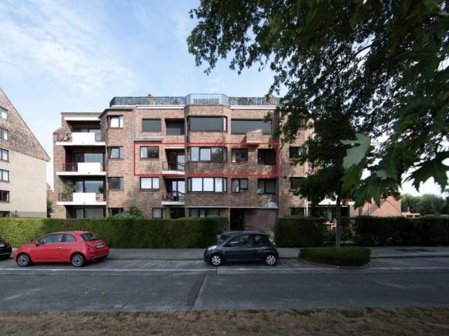 Charmant appartement met twee slaapkamers en garage nabij Br