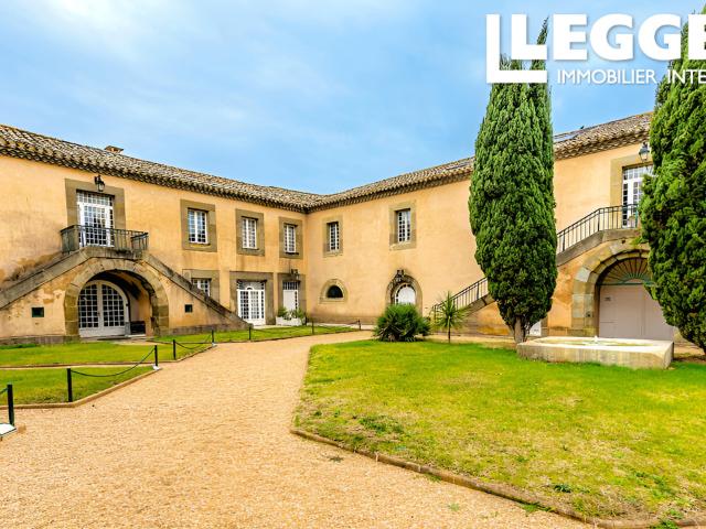 Charmant appartement situé dans une résidence sécurisée, avec piscine. 2 chambres, 2 salles de bains. Garage
