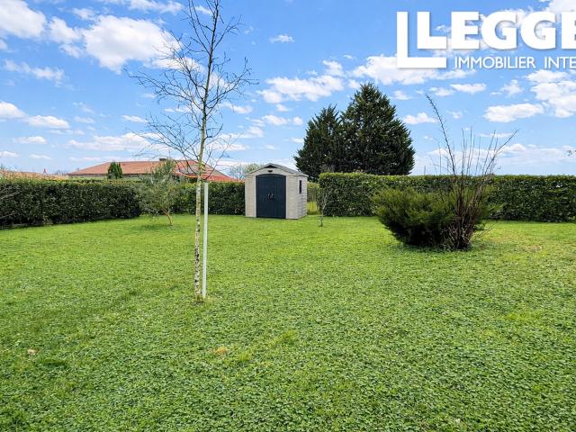 Charmant bungalow ouvert de 3 chambres avec piscine. À quelques pas de la ville et des commodités locales