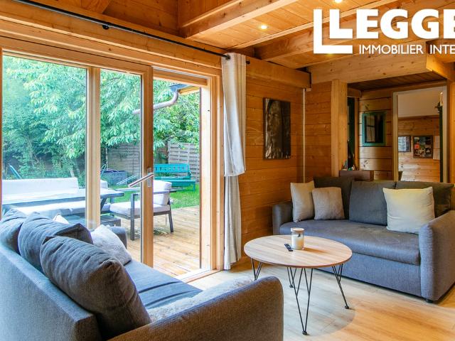 Charmant chalet de 4 chambres avec grand jardin, situé dans une résidence de tourisme. Au bord du Lac Bleu