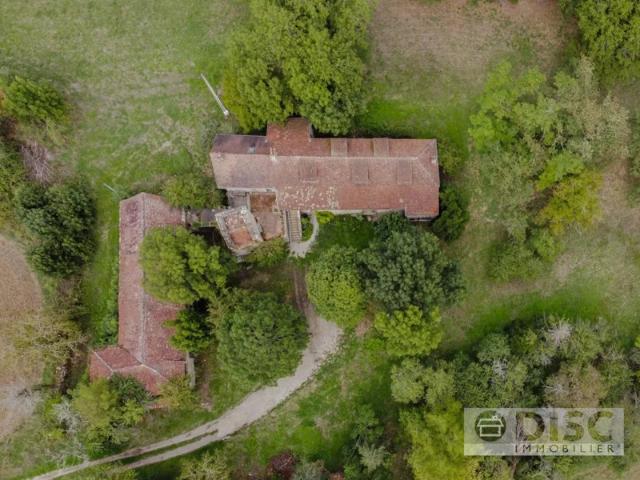 Charmant Corps de ferme avec spacieuse grange, appartement indépendant et un hectare de terrain