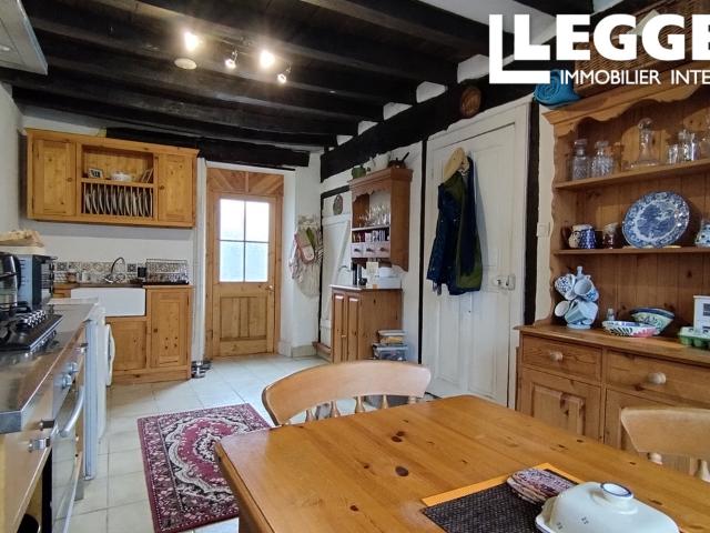 Charmant cottage de deux chambres avec cour et jardin indépendant, doté d'un garage, situé dans un village
