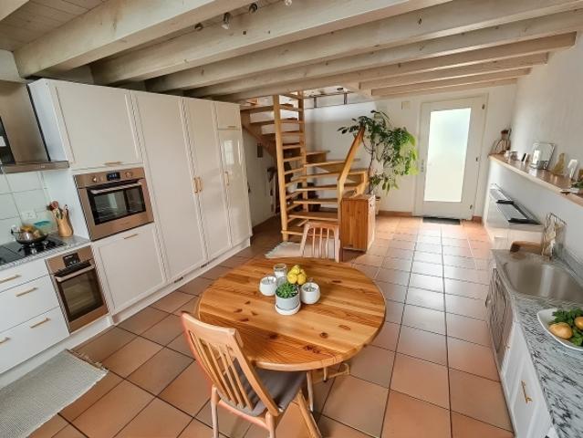 Charmant Dreierhaus auf drei Ebenen mit Holzofen, Terrasse und Garten