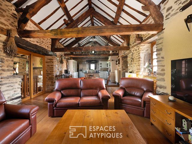 Charmant ensemble en pierre avec gîte et dépendance