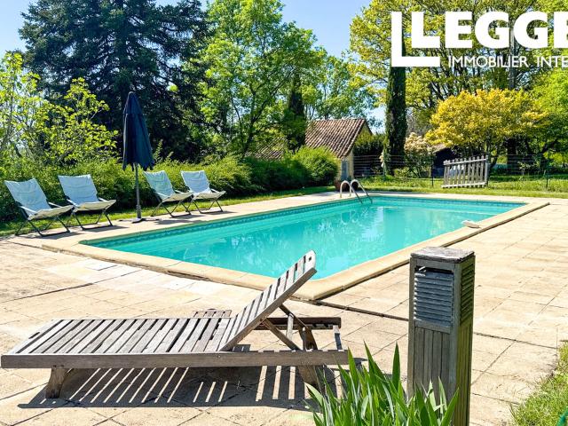 Charmant ensemble en pierre de 2 maisons, piscine et petites dépendances sur 1 ha de terrain avec vue