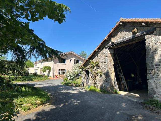 Charmant Ensemble Immobilier, 2 Logements, 247 m², 7 Chambre. 247m² Chantecorps