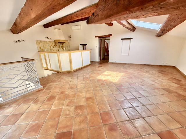 Charmant et atypique appartement trois pièces à Fayence