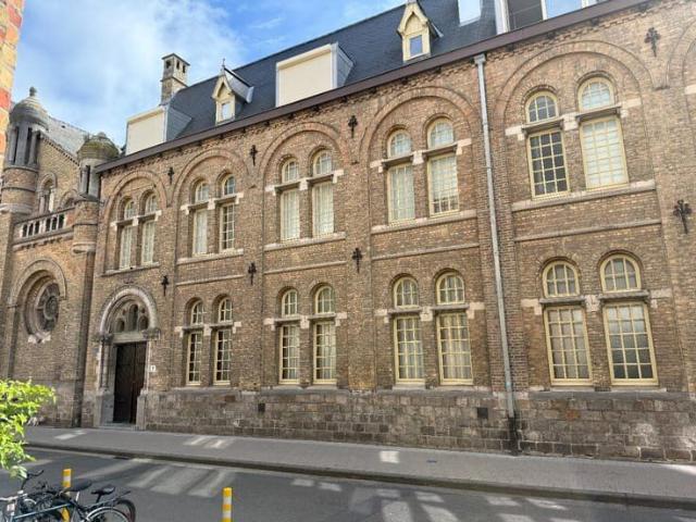 Charmant gelijkvloers appartement met tuin en parkeerplaats