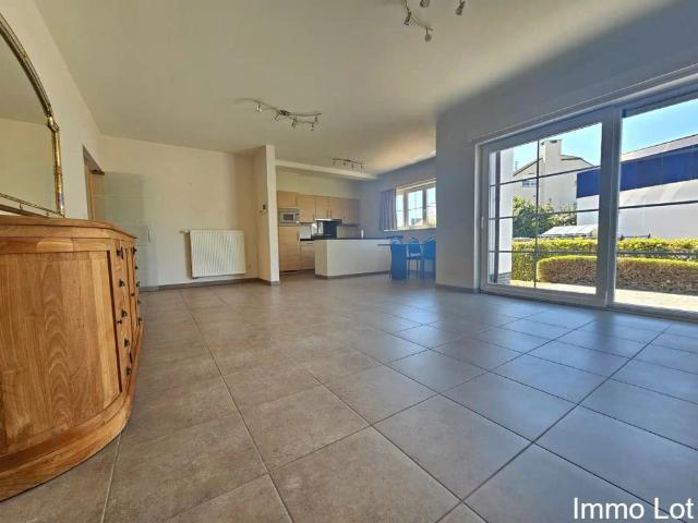 Charmant gelijkvloers appartement met terras en garage