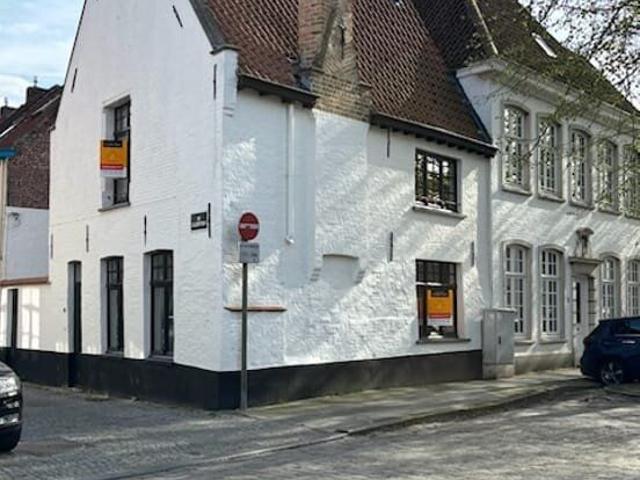 Charmant hoekhuis met terras, 3 slpk. Brugge centrum