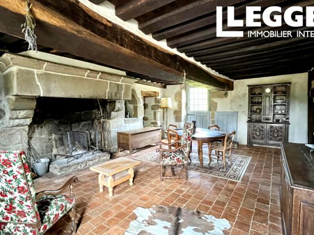 Charmant logis du 15ème siècle, dans la campagne. Caractéristiques originales, dépendances et terrain