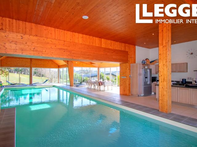 Charmant manoir niché dans prairies et bois, avec dépendance abritant une piscine intérieure