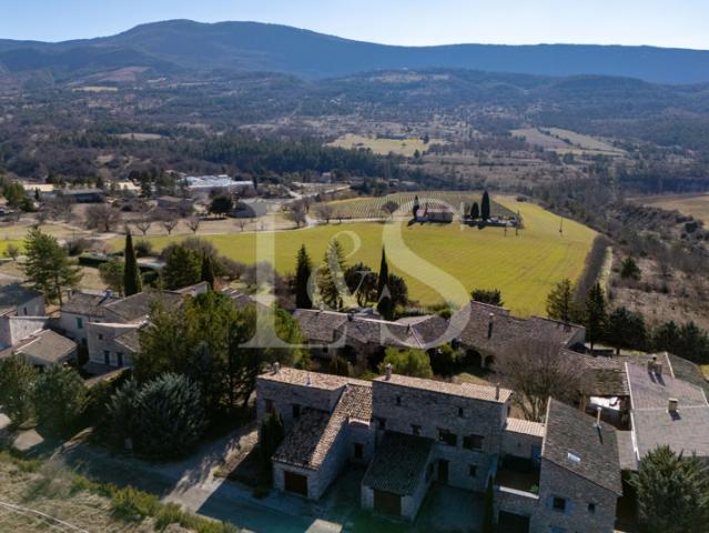 Charmant mas en pierres avec terrasse au coeur des Baronnies