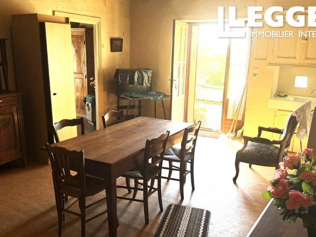 Charmant projet à rénover avec 2 chambres, jardin, superbe vue et terrain au bord de la rivière