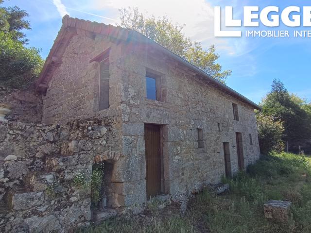 Charmant presbytère, 3 chambres, chapelle, dépendance, puits, jardin 837 m², situé dans un village calme
