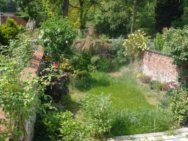 CHARMANT REZ DE CHAUSSEE AVEC GRAND JARDIN