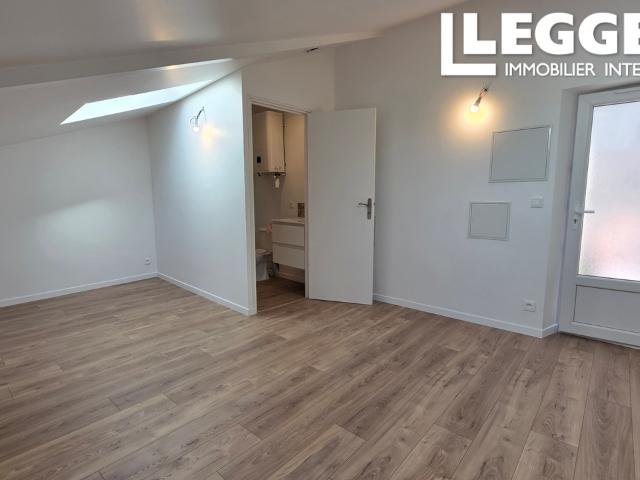 Charmant studio, lumineux, refait à neuf, comprenant séjour/cuisine et salle d'eau/wc