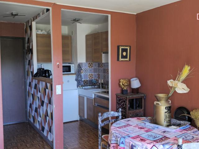 Charmant studio meublé avec balcon et vue dégagée à Gréoux les Bains 110 000 €