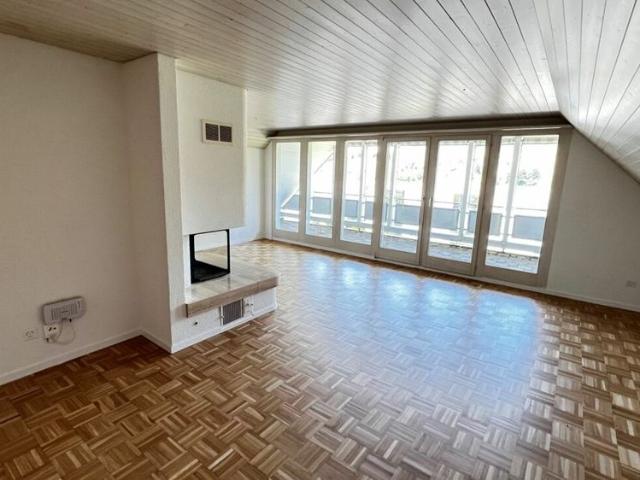 charmante 3.5 Zi. Dachwohnung mit sonnigem Balkon