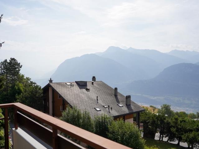 CHARMANTE 3,5 ZIMMER WOHNUNG MIT ATEMBERAUBENDEM BLICK AUF DIE ALPEN IN CHERMGINON D'EN HAUT
