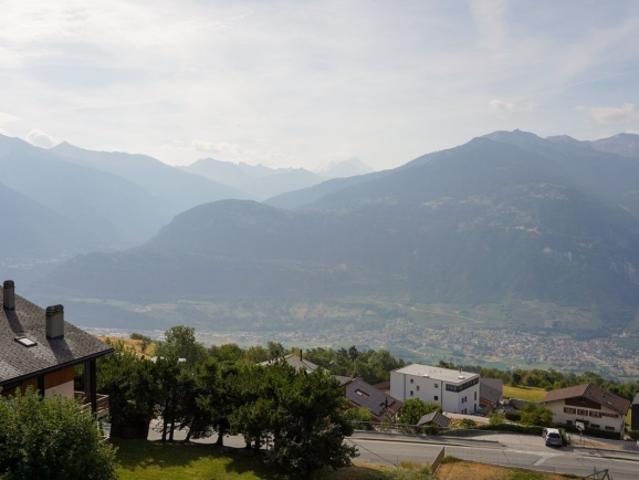CHARMANTE 3,5 ZIMMER WOHNUNG MIT ATEMBERAUBENDEM BLICK AUF DIE ALPEN IN CHERMGINON D'EN HAUT
