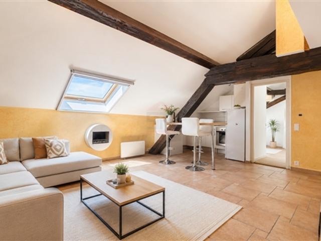Charmante 3,5 Zimmer Wohnung im obersten Stock in einer einzigartigen historischen Residenz