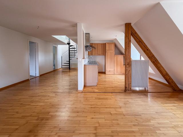CHARMANTE 3.5 ZIMMER DACHWOHNUNG AUF ZWEI ETAGEN MITTEN IN BERN