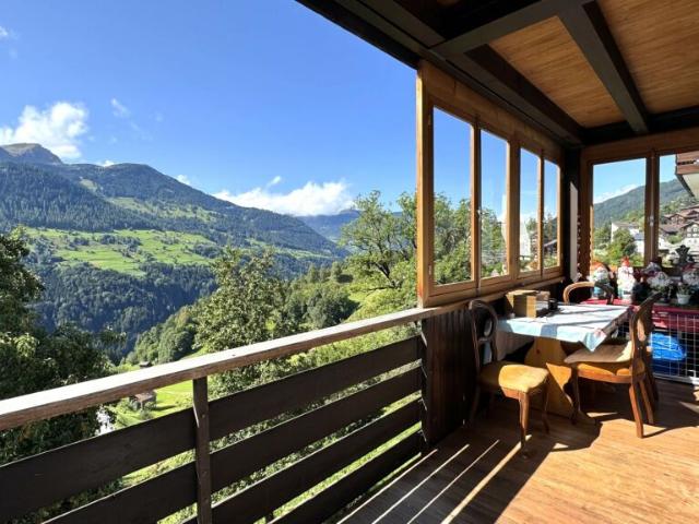 Charmante 3.5 Zimmerwohnung mit traumhaftem Bergpanorama in Castiel
