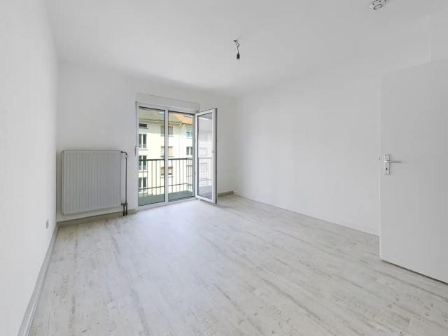 Charmante 3 ZKB mit Balkon, Loggia und PKW Stellplatz in ruhiger Nachbarschaft!