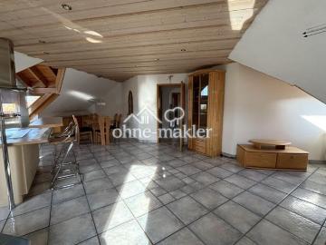 Charmante 3 Zi. Whg. im DG mit offener Küche, Kachelofen, Carport