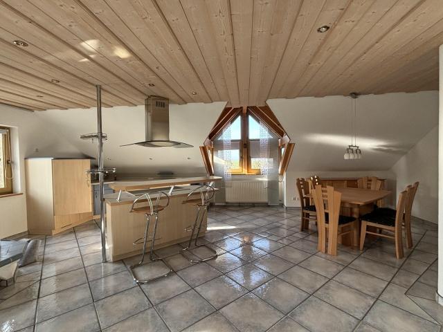 Charmante 3 Zi. Whg. im DG mit offener Küche, Kachelofen, Carport