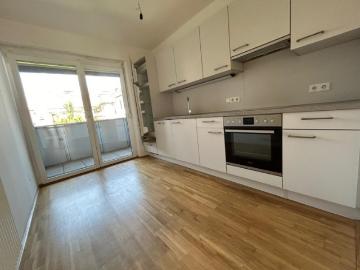 Charmante 3 Zi Wohnung mit Balkon, Stadtblick!