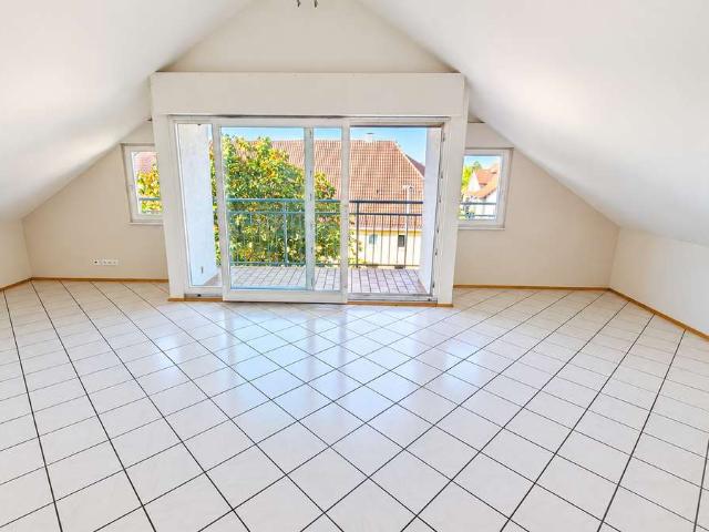 Charmante 3 Zi. Dachgeschosswohnung mit 2 Balkonen, Garage, 6 FH zentral & ruhig Lage