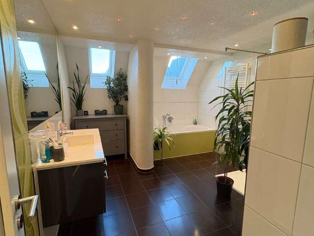 Charmante 3 Zi. Luxus DG Wohnung mit Weitblick, Parkett, Fußbodenheizung und großem Tageslichtbad