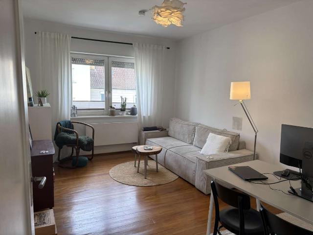Charmante 3 Zimmer Altbauwohnung mit Balkon und Teilmöblierung in der Karlsruher Südweststadt