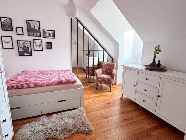 Charmante 3 Zimmer Dachgeschosswohnung – VOLLMÖBLIERT & KLIMATISIERT