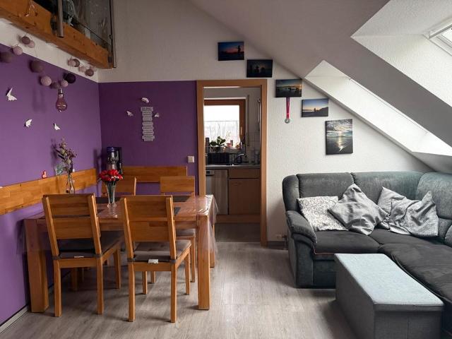 Charmante 3 Zimmer Dachgeschosswohnung in ruhigem 6 Parteien Haus
