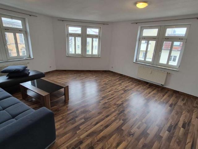 + + Charmante 3 Zimmer Dachgeschosswohnung mit großzügigem, lichtdurchflutetem Wohnbereich + +