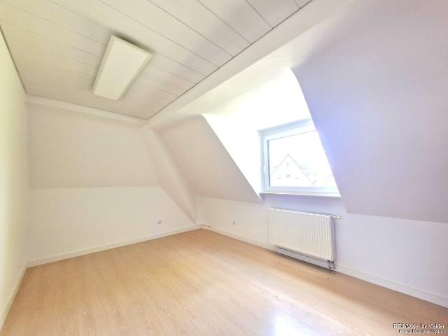 Charmante 3 Zimmer Dachgeschosswohnung mit Einbauküche