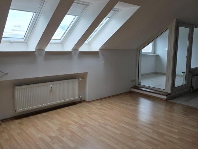Charmante 3 Zimmer Dachgeschosswohnung mit Wintergarten!