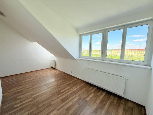 Charmante 3 Zimmer Dachgeschosswohnung mit Top Anbindung an die Öffis