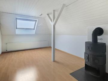 Charmante 3 Zimmer Dachwohnung an zentraler Lage in Schwarzenbach zu vermieten