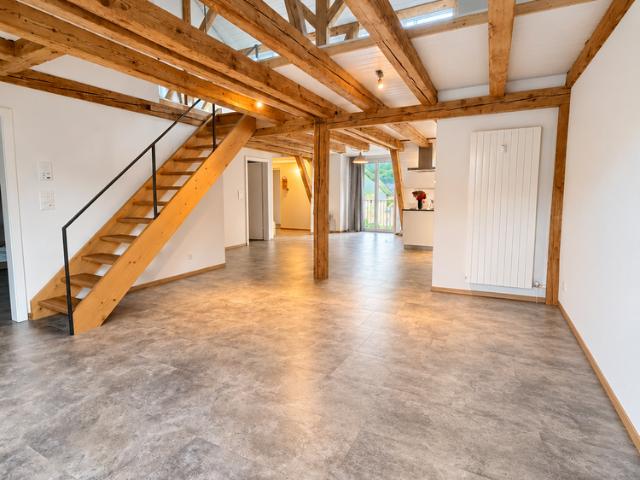 Charmante 3 Zimmer Dachwohnung mit Bergblick in Glarus